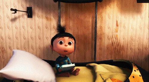 Gif Tumblr de Moi, moche et méchant d'une petite fille sur un lit avec un livre dans les mains